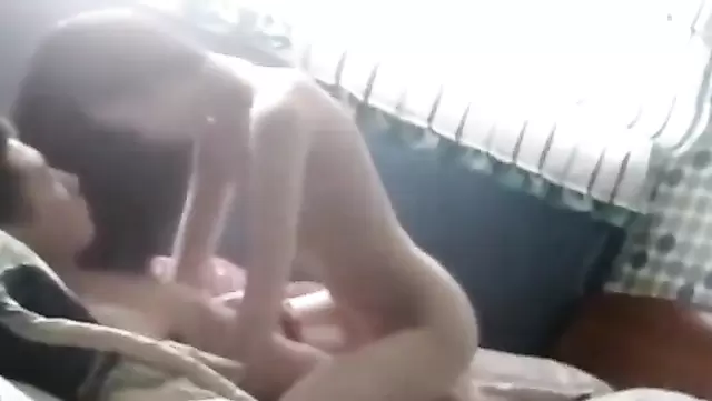 امرأة أوزبكية نحيفة تركب على زب حبيبها في الصباح