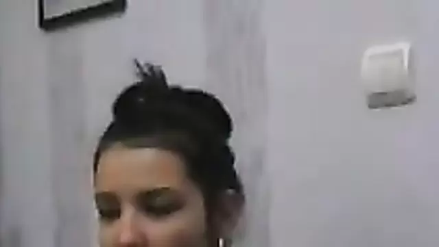 البنت الحلوة ورّت طيزها الأوزبكية بكل وقاحة.