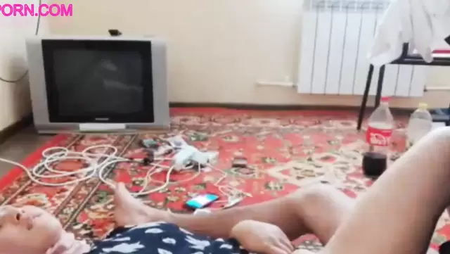 أوزبكية لابسة فستان بتطرش مع جوزها على الأرض.