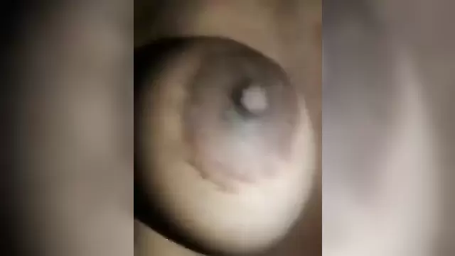 زوجة صدرها كبير بتتناك بقوة في كسها التخين.