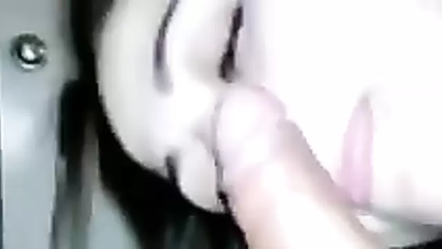 بنت أوزبكية جميلة تمص زب حبيبها