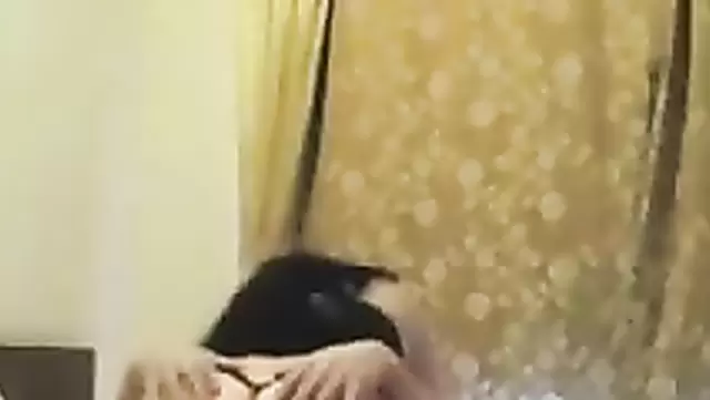 بنت أوزبكية لابسة كلسون بتتناك بسرعة مع صاحبتها