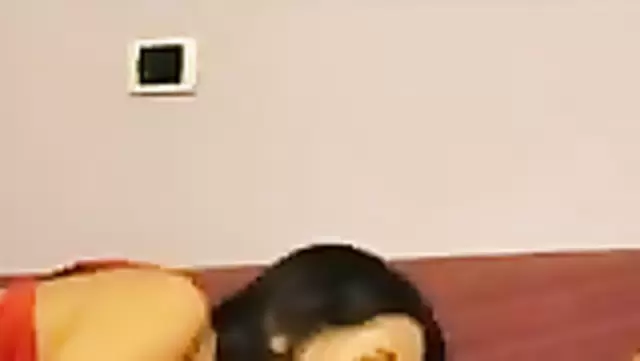 زوجة أوزبكية صدرها كبير تصحي زوجها عشان تمارس معاه الجنس.