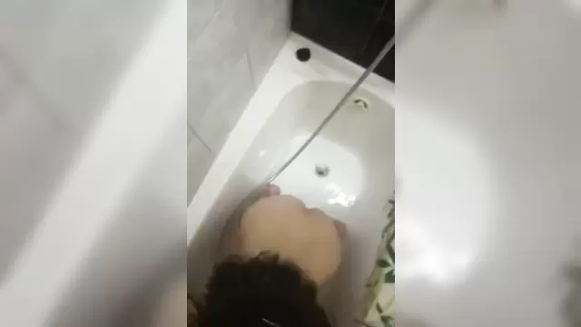 حشر زبه في بؤ البنت الأوزبكية وهي بالبانيو.