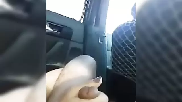 بنت بتدلع زب أوزبكي في العربية وبتتلذذ فيه.
